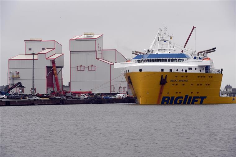Bremerhaven: Siebanlage für kanadisches Bergwerk verladen Von der ABC-Halbinsel wurde die Siebanlage auf die "Biglift Barentsz" geschoben. Foto Scheer