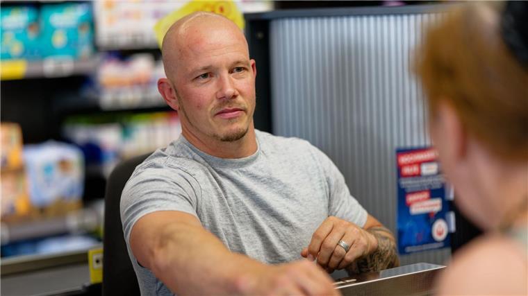 Fabian Hambüchen ist ein „Chips-Suchti“ Von der Arbeit, die Kassiererinnen und Kassierer leisten, zeigte sich der Sport-Star beeindruckt.