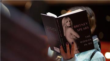 Von der deutschsprachigen Ausgabe von „The Woman in Me“ wurden hierzulande bereits 120.000 Exemplare ausgeliefert, wie der Pengiun Verlag mitteilt.