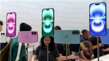 Von der Erleichterung profitiert besonders Apple: Die weitaus meisten iPhones und andere Geräte des Konzerns werden in China gebaut. (Archivbild)