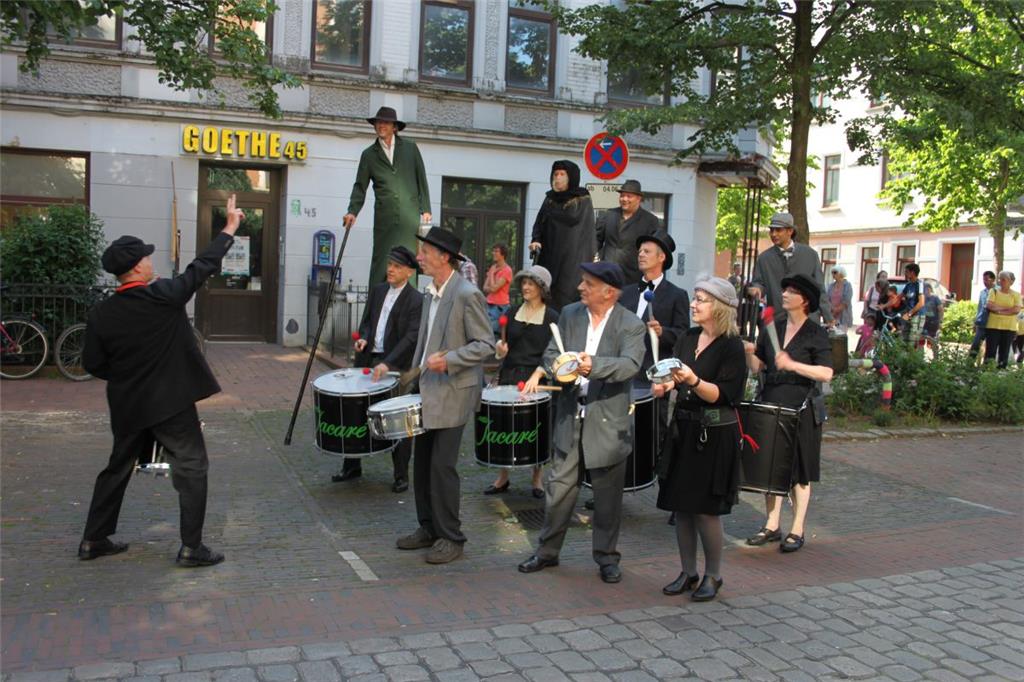 Trommler und Stelzenläufer beim Umzug in der Goethestraße