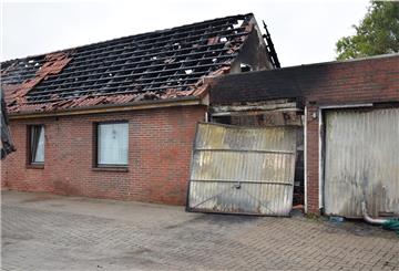 Von der Garage aus griffen die Flammen auf das Einfamilienhaus über. Die Feuerwehr bekam den Brand schnell in Griff.