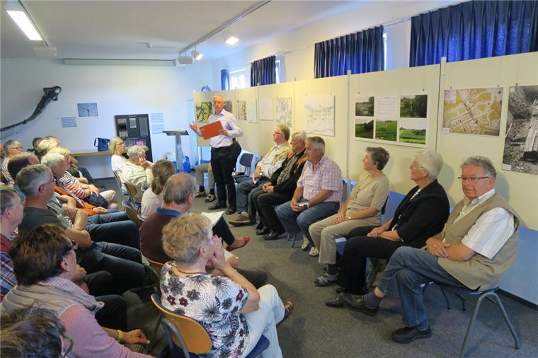 Gut 1700 Besucher bei Kunst- und Kulturwochen Gezeiten in Butjadingen gezählt Von der großen Sturmflut im Jahr 1962 berichteten Zeitzeugen im Nationalpark-Haus Museum Fedderwardersiel. Viele Besucher verfolgten die zum Teil sehr emotionalen Schilderungen.