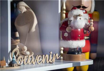 Von der hölzernen Weihnachtsmann-Figur bis zur funkelnden Lichterkette - alles, was nach Weihnachten aussieht, kann bei der Tauschbörse abgegeben und mitgenommen werden. (Symbolbild)