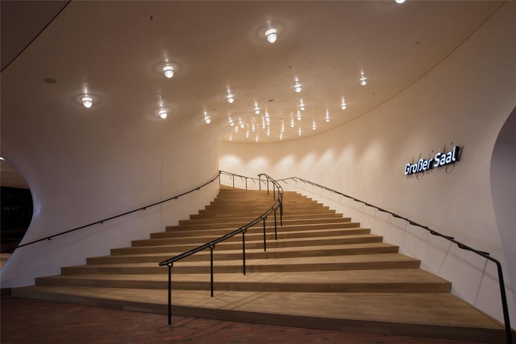 Von der Plaza aus, einem öffentlich zugänglichem Platz, führt ein großer Treppenaufgang zum Großen Saal.