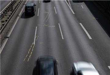 Von der Polizei mit Kreide markierte Bremsspuren sind auf der A 100 in Höhe der Ausfahrt Alboinstraße zu sehen. Dort kam am späten Dienstagabend ein Mann mit seinem Auto zum Stehen, der zuvor mehrere Unfälle verursacht hatte.
