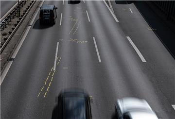 Von der Polizei mit Kreide markierte Bremsspuren sind auf der A 100 in Höhe der Ausfahrt Alboinstraße zu sehen. Dort kam am späten Dienstagabend ein Mann mit seinem Auto zum Stehen, der zuvor mehrere Unfälle verursacht hatte. Der mutmaßliche Anschlag auf der Berliner Stadtautobahn war nach Einschätzung der Behörden wohl islamistisch motiviert.