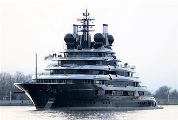 Megayacht "Luminance" auf der Weser