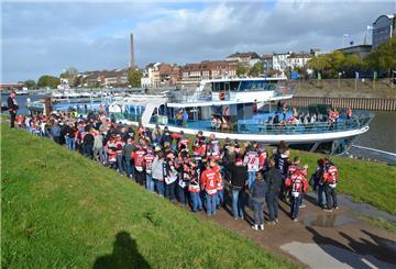 Von dieser Auswärtsfahrt schwärmen viele Fans der Fischtown Pinguins nochheute. 1650 Anhänger begleiteten die Eishockey-Profis 2017 zum Auswärtsspiel bei der Düsseldorfer EG. Verbunden war das mit einer Schiffstour auf dem Rhein und einer unvergesslichen Party.