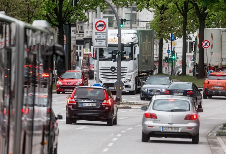Autos fahren auf der Stresemannstraße