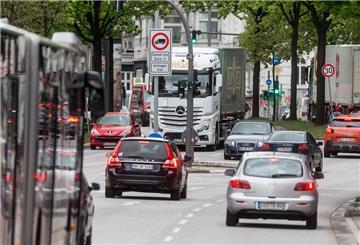 Autos fahren auf der Stresemannstraße