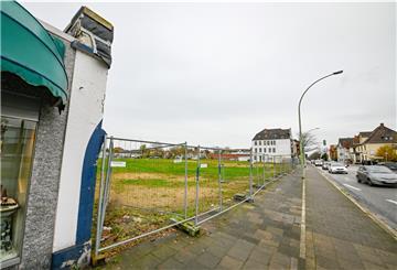 Von einem florierenden Ortsteilzentrum ist Wulsdorf weit entfernt. Auf der eingegrünten Abrissfläche wird ab Februar 2022 das neue Zentrum gebaut.