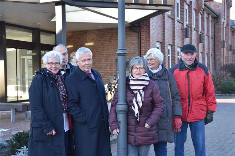 Von einem Mehrgenerationenhaus träumt der Sittenser Seniorenbeirat, von einem Treffpunkt für Jung und Alt, mitten im Ort. „Wir könnten uns die alte Volksbank dafür sehr gut vorstellen“, sagt die Beiratsvorsitzende Jutta Fettköter (Mitte).  