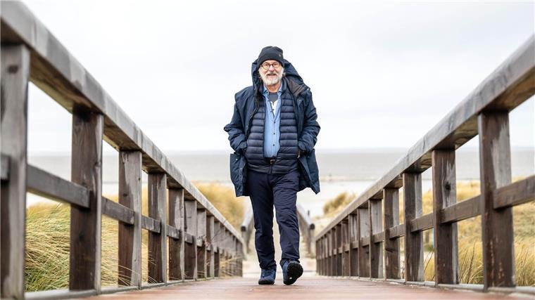 Von Gelsenkirchen-Ückendorf nach Ostfriesland: Klaus-Peter Wolf am Strand von Norddeich.