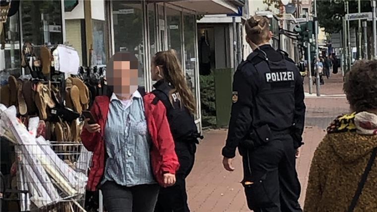 Von Geschäft zu Geschäft ging die Polizei in Bremerhaven-Lehe in der Hafenstraße. Sie suchte offenbar nach Hinweisen, wo und mit wem die Frau an den letzten Tagen ihres Lebens unterwegs war, deren Leiche am 5. September nahe der Geeste-Brücke gefunden wurde.