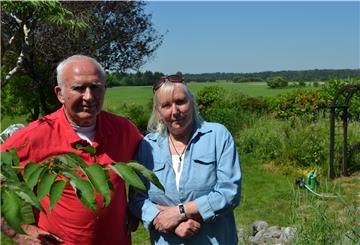 Von ihrem Grundstück am Ortsrand von Bokel blickt man in die Wiesen. Jetzt aber fürchten Rolf und Jutta Richter den geplanten Solarpark, der in geschätzt 700 Metern Entfernung entstehen soll.