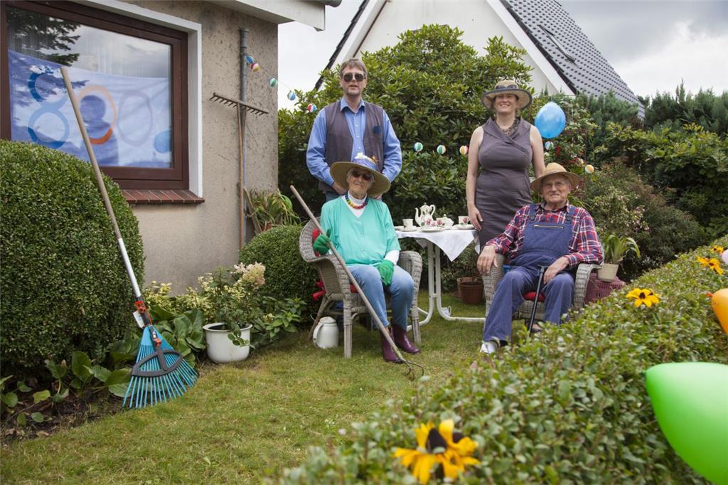 Von ihrem zauberhaft dekorierten Vorgarten beobachtete Familie Orlowski das Umzu...
