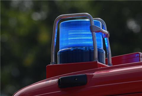 ARCHIV - Ein Blaulicht leuchtet auf dem Dach eines Einsatzfahrzeugs der Feuerwehr. Foto: Robert Michael/dpa-Zentralbild/ZB/Symbolbild