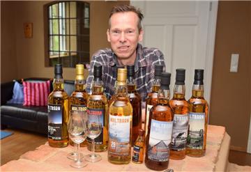 Von jeder seiner inzwischen 100 Abfüllungen hat Martin Diekmann einen kleinen Teil für seine private Sammlung aufbewahrt. Die meisten der Whiskys sind schon längst ausverkauft.