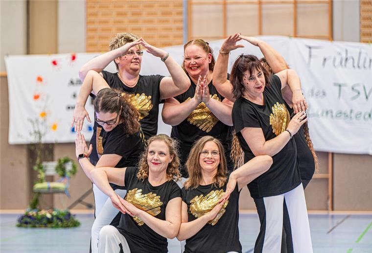 Tanzfieber beim TSV Lunestedt: Bildergalerie zur Veranstaltung Frauen, die zusammen tanzen.