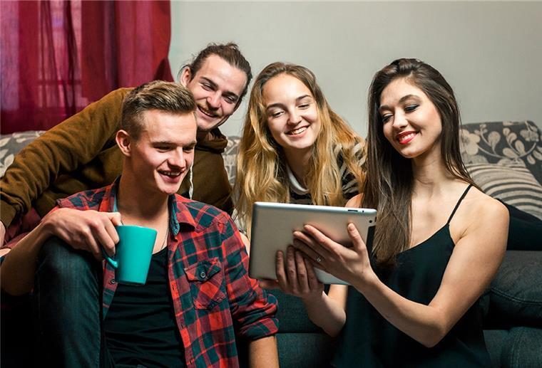Bankstage: Die wahrscheinlich geilste Bank der Stadt! Eine Gruppe junger Leute schaut sich etwas auf einem IPad an.
