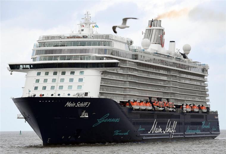 Die Mein Schiff 3 fährt auf dem Wasser. Im Jahr 2025 macht sie wieder zahlreiche Mal in Bremerhaven fest. 