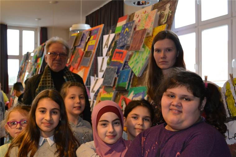 Von links: Alysha (10), Damala (9), Samia (10), Makka (10), Rojin (9) und Alyena (10) aus der vierten Klasse der Allmersschule. Im Hintergrund der Künstler Vladimiro Miszak (77, links) und Lehrerin Sabrina Lappöhn (33). 