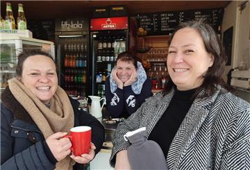 Drei Frauen an einem Cafétresen 