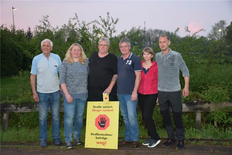 Nordenham: Anwohner setzen Zeichen gegen Straßenausbaubeiträge Von links: Horst Wauer, Sandra Müller und Thomas Müller sind die Initiatoren der Interessengemeinschaft, die Unterstützung von Niels Finn vom Niedersächsischen Bündnis gegen Straßenausbaubeiträge erfährt. Petra und Dennis Ebel wollen mit ihrer Facebook-Seite Schwung in die Initiative bringen.