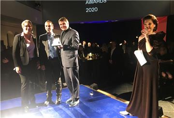 Von links: Ingrid Hayen (Abteilungsleiterin Marketing). Arne Dunker (Geschäftsführer des Klimahauses) und Burkhard Kieker (CEO Visit Berlin) bei der Preisverleihung in Berlin.