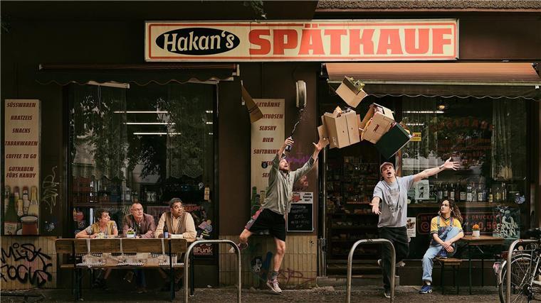 Von links nach rechts: Marianne (Eva Weißenborn), Helmut (Torsten Michaelis), Rashid (Falilou Seck), Konnopke (Alexander Finkenwirth), Fred (Wilson Gonzalez) und Aylin (Gülseren Erkut) stehen vor dem Spätkauf, dem Schauplatz der ZDFneoriginal-Sitcom „Späti“.