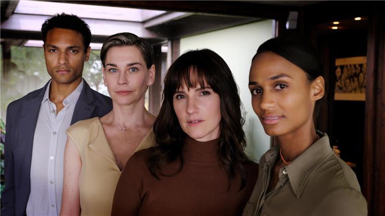Von links: Noah Ericksen (Steven Sowah), Juliane Ericksen (Christiane Paul), Thea Ryan (Ruth Bradley) und Isabelle Larsson (Nanna Blondell); Sie müssen herausfinden, wie es in Concordia zu einem Mord kommen konnte.