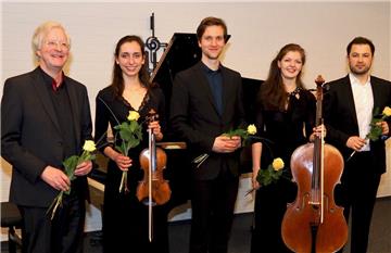 Von links: Prof. Hanns-Martin Schreiber war gemeinsam mit den Studentinnen und Studenten Theresa Sophie Reustle, Julian Clement, Friederike Seeßelberg und Andrej Romanishyn aus Leipzig angereist.