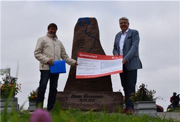 Von links: Rolf Bultmann, Vorsitzender der Dorfgemeinschaft Blexen e.V., nimmt 2000 Euro Fördermittel von Andreas Vollert, Regionaldirektor der LZO Wesermarsch, entgegen.