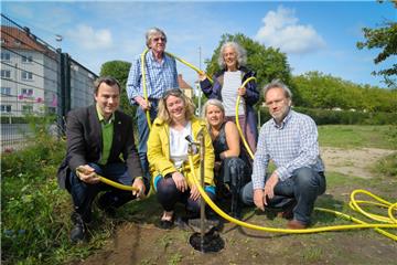Von links: Umweltstadtrat Maurice Müller, Keith Buckley (Zolli-Initiative), Sandra Levknecht (Stadtplanungsamt), Birgit Nest (Zolli-Initiative), Elisabeth Goth (Zolli-Initiative) und Thomas Reinicke (Gartenbauamt) freuen sich über den Wasseranschluss. 