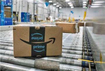Ein Amazon-Paket bewegt sich auf einem Förderband in einer Zustellstation von Amazon.