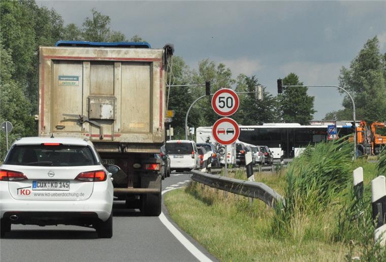 Von Montag bis Mittwoch kommender Woche wird die B 212 zwischen Ellwürden und Hoffe jeweils von 6 bis 14 Uhr halbseitig gesperrt.