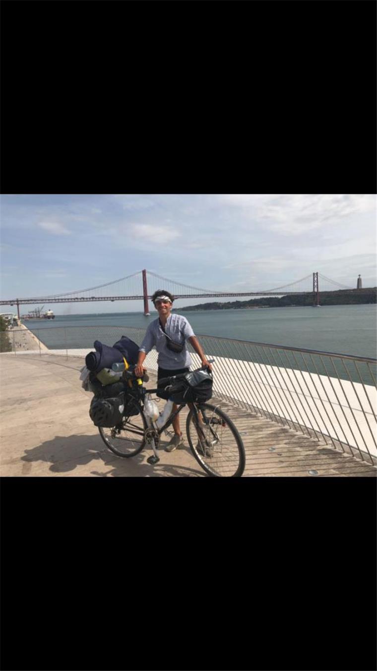18-Jähriger aus Hagen radelt allein nach Portugal Von Portugal ist der Hagener trotz der körperlichen Mühen schwer begeistert. „Wunderschön. Das Schönste, was ich auf der Tour gesehen habe“, sagt
er. Das geht vom Grenzübergang über das Zelten an der Algarve direkt bis hin zum Besuch in Lissabon mit der Ponte Vasco da Gama.
