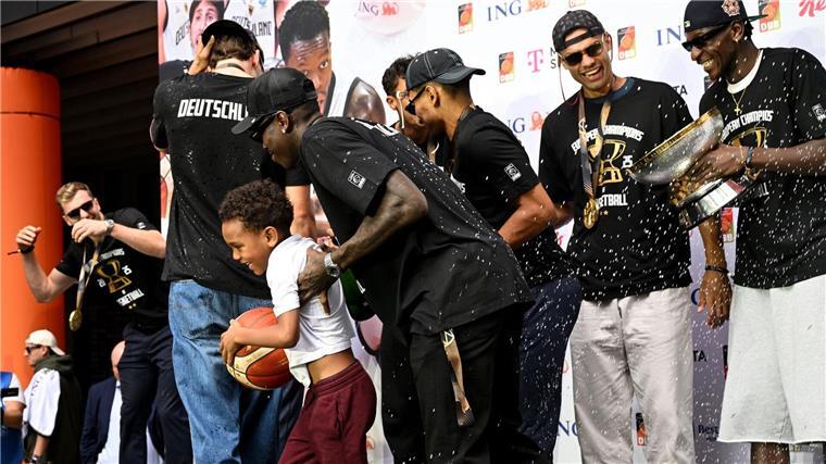 Große Party für Basketball-Europameister in Frankfurt Von Riga nach Frankfurt. Basketballer lassen sich feiern
