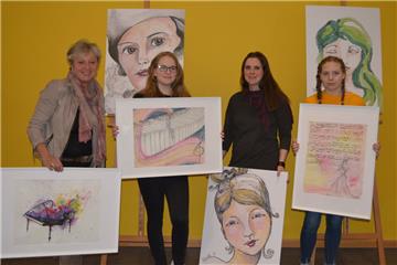 Von Schülern der IGS gefertigte wunderschöne Bilder wurden zum Konzert im Forum der Gauß-Schule ausgestellt – hier präsentiert von (von links) Stephanie Jordan (Didaktische Leiterin IGS), Diana Reiswisch (Klasse 9C), Diana Hohenstein (Kunstlehrerin IGS) und Maggy Walter (Klasse 9C).
