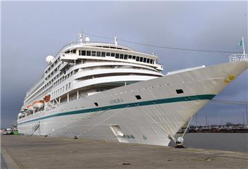 Die Amera liegt in einem Hafen. 2025 steuert sie häufig Bremerhaven an. 