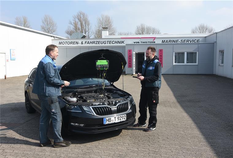 Von Twistern repariert jedes Fabrikat; im Analyse-Gespräch Markus Monsees, Kfz-Servicetechnikerund Bosch-Systemtechniker (links) mit Werkstattmeister Mario Roggenkamp.