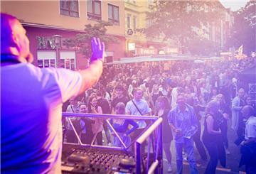 Tausende köderte das beliebte Bremerhavener Straßenfest Alte Bürger. Nach 41 Jahren haben die Initiatoren nun das Aus verkündet. 