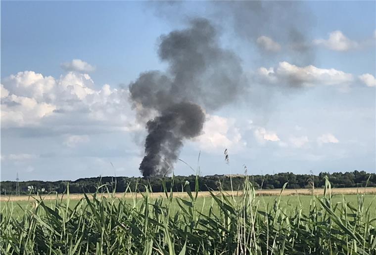 Deponie Grauer Wall: Frischmüll fängt Feuer Von weitem sichtbar: Noch bevor die Feuerwehr ausrückte erreichten die Redaktion zahlreiche Bilder wie dieses aus Langen.