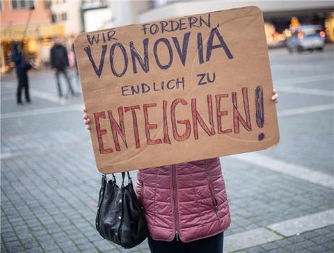 "Vonovia enteignen" wird bei einer Demonstration gefordert.