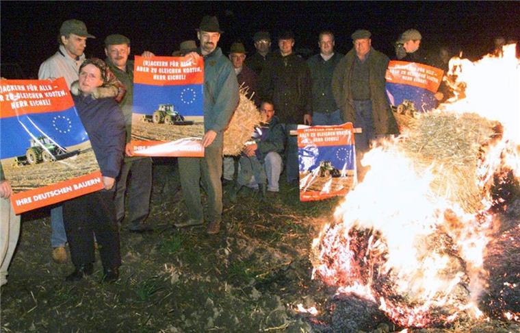 Vor 20 Jahren scharten sich die Landwirte schon einmal um Mahnfeuer. Damals protestierten sie gegen Sparpläne der Bundesregierung.