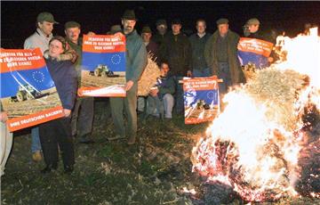 Vor 20 Jahren scharten sich die Landwirte schon einmal um Mahnfeuer. Damals protestierten sie gegen Sparpläne der Bundesregierung.