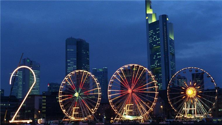 Vor 25 Jahren - Ende 1999 - bildeten eine große Stahl-„2“ und drei Riesenräder in Frankfurt/Main die Jahreszahl „2000“. (Archivbild)