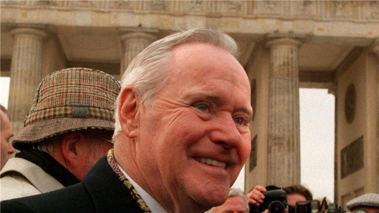 100 Jahre Jack Lemmon: Hollywoods großer Komödiant Vor 29 Jahren in Berlin: Jack Lemmon kam im Februar 1996 in die deutsche Hauptstadt. Als Ehrengast der Internationalen Filmfestspiele erhielt er einen Goldenen Bären für sein Lebenswerk. (Archivbild)
