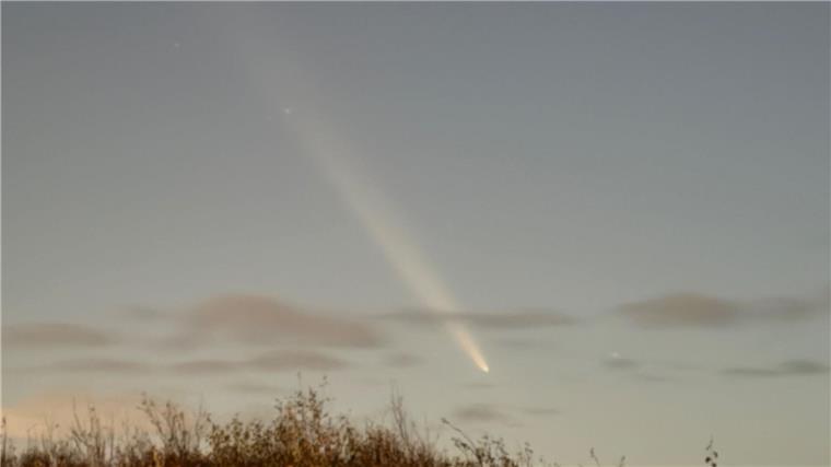 Komet mit Schweif am Abendhimmel - nur wenig Wolken erwartet Vor allem abends dürfte der Komet Tsuchinshan-Atlas in Niedersachsen und Bremen zu sehen sein - dann erwartet der Deutsche Wetterdienst nur wenige Wolken. Nachts soll die Bewölkung zunehmen.
